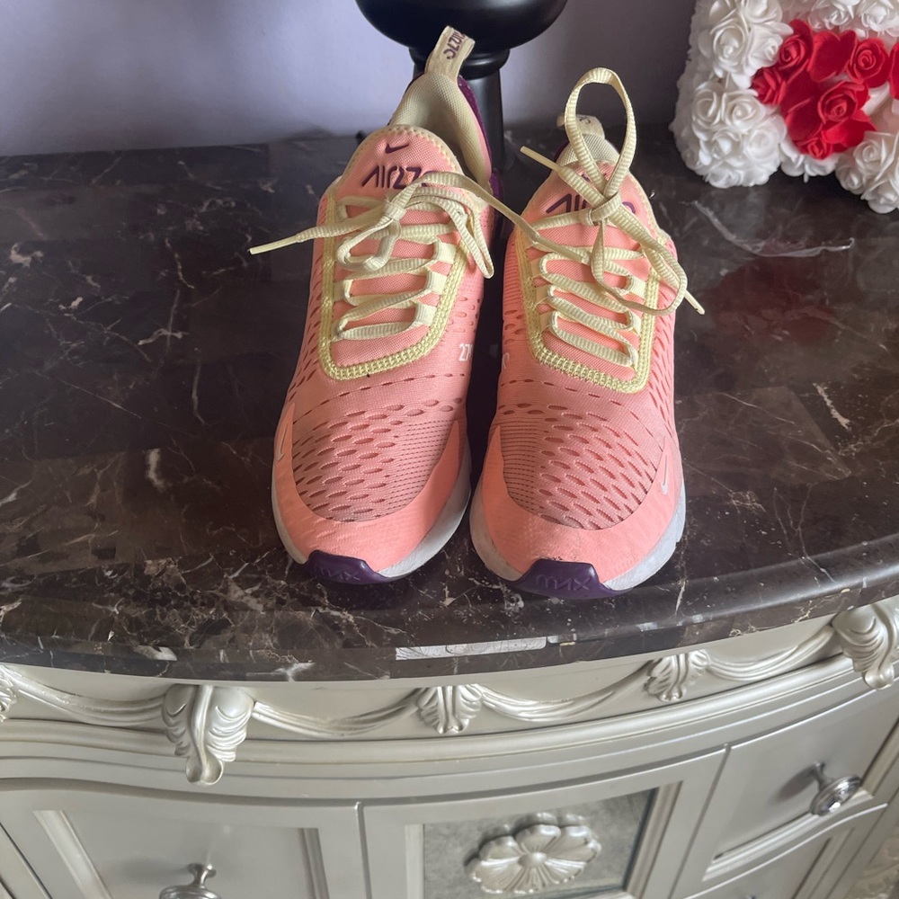 Women sneakers only used one, good contidicion